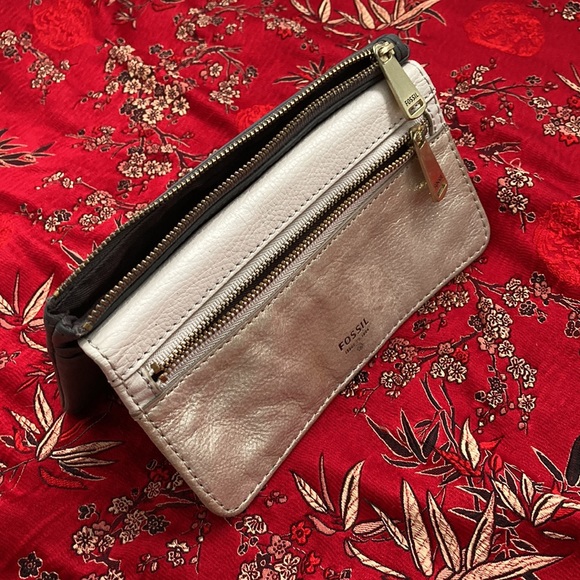 Fossil | pebbled leather snap and zip wallet. Two-tone color. Gold hardware. - Picture 8 of 11